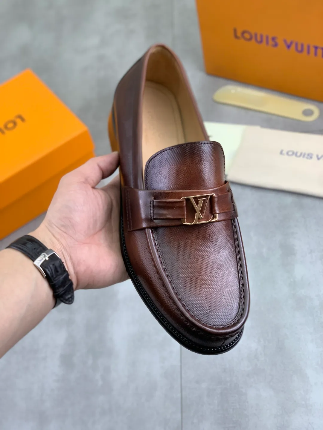 Men's men's shoes 💰P520 New style 💶[LOUIS VUITTON] Water-dyed Niuli Original order New style 🍀LV Louis Vuitton *——Top version of LV classic leather shoes! Made of imported original calfskin, original leather side strips and wear-resistant high-end rubber outsole! High quality products! Color: Black optional Size: 39-44 (45 customized)